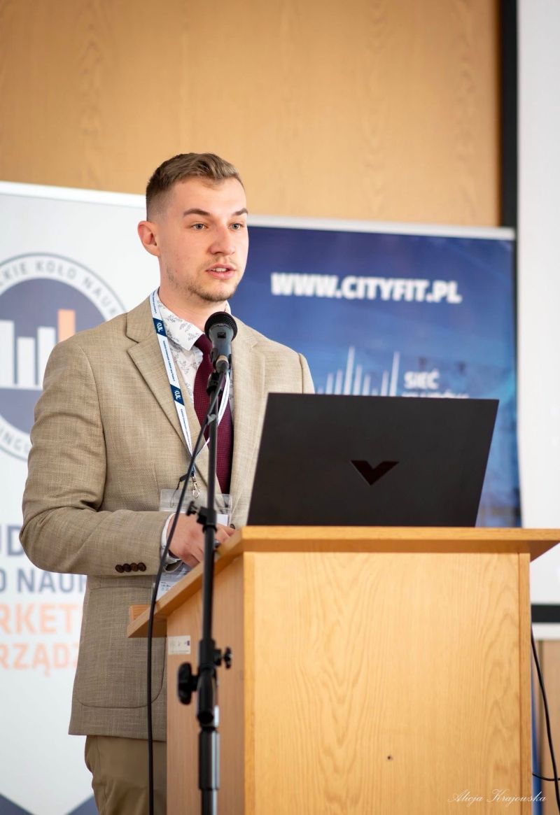 Jakub Kasperek podczas wystąpienia publicznego